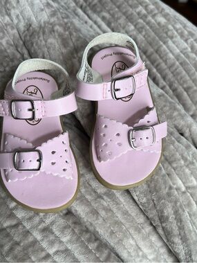 Footmates Ariel Pink Sandals - Classic Strappy Style; size 4.
